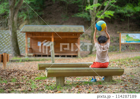 公園のボールと子ども 114287189