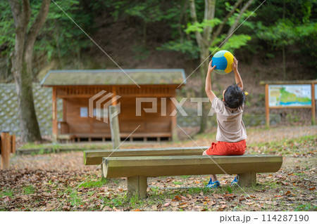 公園のボールと子ども 114287190