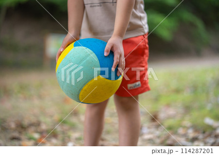 公園のボールと子ども 114287201