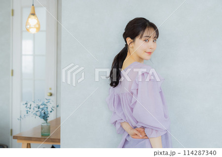 紫のブラウスの女性 114287340
