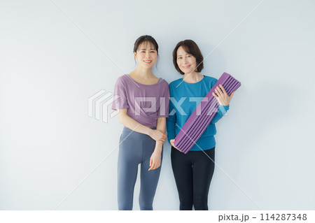 ヨガスタジオでヨガをする女性 　　 114287348