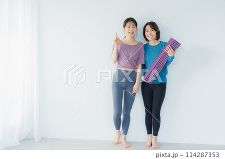 ヨガスタジオでヨガをする女性    ヨガスタジオでヨガをする女性    114287353