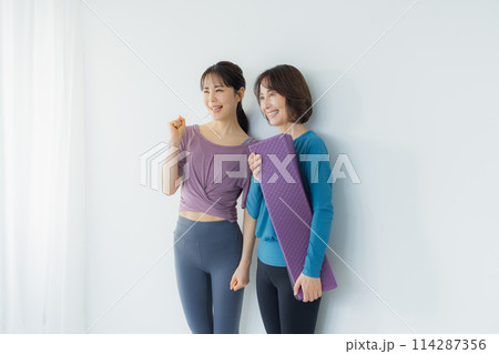 ヨガスタジオでヨガをする女性 　　 114287356