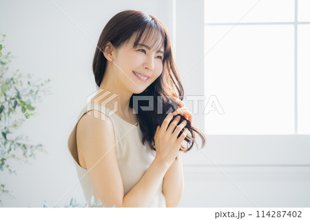 若い女性のヘアケアイメージ 若い女性のヘアケアイメージ 114287402