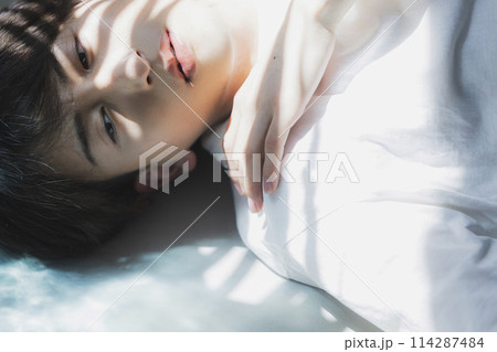 白いTシャツの男性 白いTシャツの男性 114287484