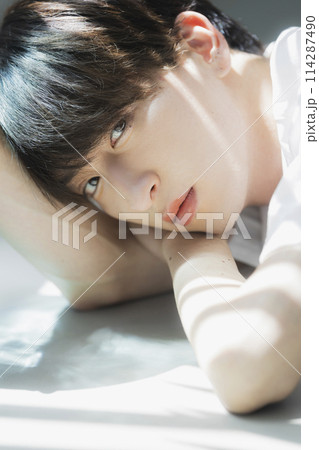 白いTシャツの男性 114287490