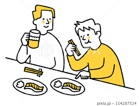 居酒屋で飲んでいる男性二人 114287524