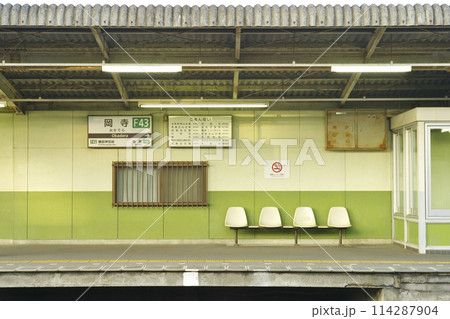 近鉄吉野線の岡寺駅のホームの情景 近鉄吉野線の岡寺駅のホームの情景 114287904
