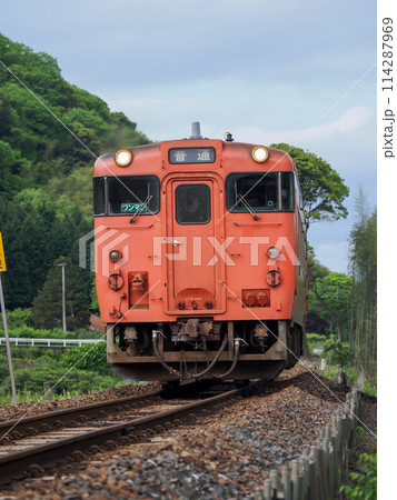 JR山口線を走るディーゼル機関車 114287969