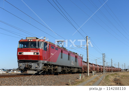 常磐線のカーブを走行する貨物列車 常磐線のカーブを走行する貨物列車 114288110
