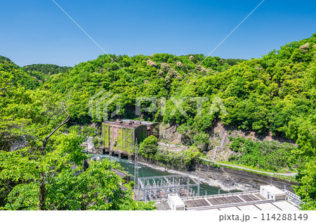 宇治川と旧宇治川電気志津川発電所跡 天ケ瀬ダムからの展望 京都府宇治市 宇治川と旧宇治川電気志津川発電所跡 天ケ瀬ダムからの展望 京都府宇治市 114288149