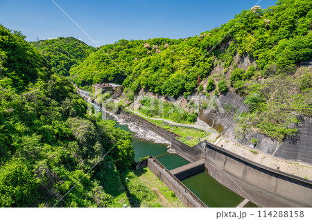 宇治川と旧宇治川電気志津川発電所跡 天ケ瀬ダムからの展望 京都府宇治市 宇治川と旧宇治川電気志津川発電所跡 天ケ瀬ダムからの展望 京都府宇治市 114288158