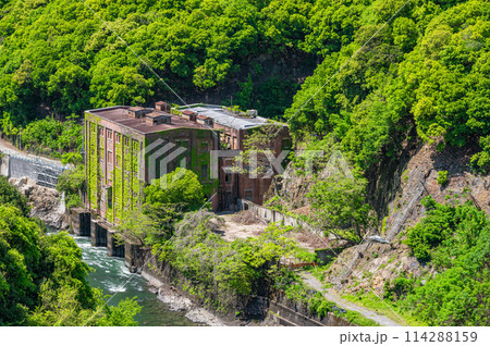 宇治川と旧宇治川電気志津川発電所跡　天ケ瀬ダムからの展望　京都府宇治市 114288159