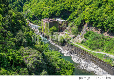 宇治川と旧宇治川電気志津川発電所跡　天ケ瀬ダムからの展望　京都府宇治市 114288160