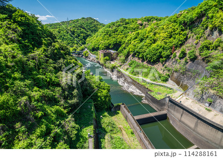 天ケ瀬ダムからの宇治川の景観 京都府宇治市 天ケ瀬ダムからの宇治川の景観 京都府宇治市 114288161
