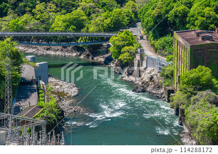 宇治川と旧宇治川電気志津川発電所跡　白虹橋　京都府宇治市 114288172