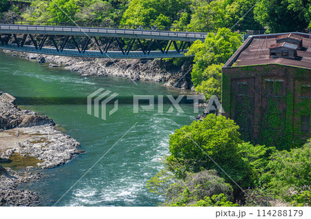 宇治川と旧宇治川電気志津川発電所跡　白虹橋　京都府宇治市 114288179