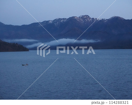 早朝の中禅寺湖と日光白根山　1 114288321