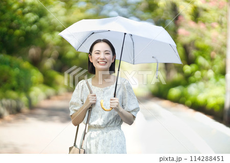 日傘をさす若い女性 日傘をさす若い女性 114288451