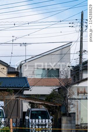 片流れ屋根の二階建て一戸建て住宅 片流れ屋根の二階建て一戸建て住宅 114288829