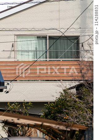 片流れ屋根の二階建て一戸建て住宅 114288831