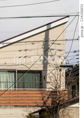 片流れ屋根の二階建て一戸建て住宅 114288832