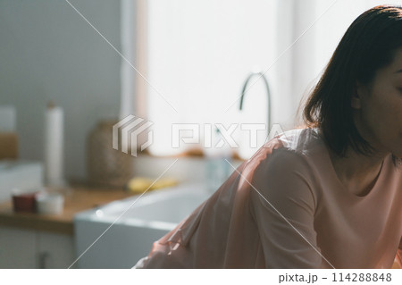 料理を放棄する主婦 114288848