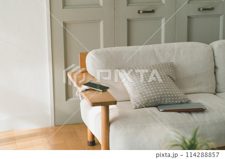 ソファーに置きっぱなしにされたスマホとタブレット ソファーに置きっぱなしにされたスマホとタブレット 114288857