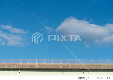快晴の空と柵のある橋 快晴の空と柵のある橋 114289013