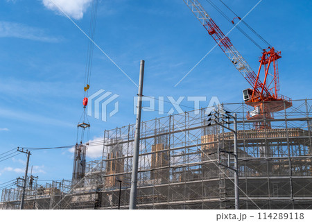 青空とクレーンと鉄筋工事 114289118