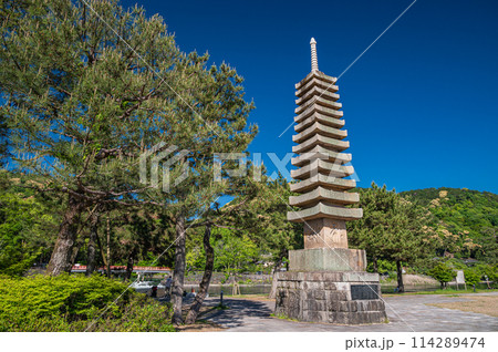 初夏の宇治公園塔の島 十三重石塔 初夏の宇治公園塔の島 十三重石塔 114289474