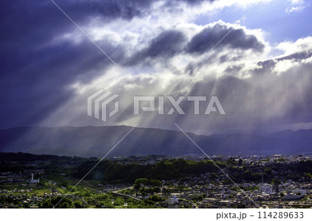 街に降り注ぐ光 114289633