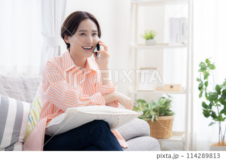スマホで通話している女性 114289813