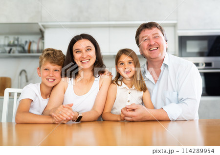 Happy family with two children posing in kitchen 114289954