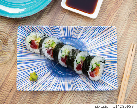 Japanese futomaki sushi 114289955