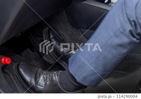 免許　車　教習所　助手席側のブレーキペダル 114290084