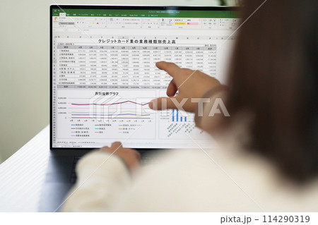 パソコン画面を指差し確認しながらデータ作成 114290319