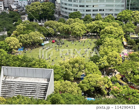 福岡市中央区「アクロス福岡」から「天神中央公園」を撮影 114290431