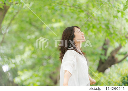 白いシャツのミドル女性 114290443