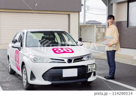 免許　車　教習所　教官を待つ受講生 114290514