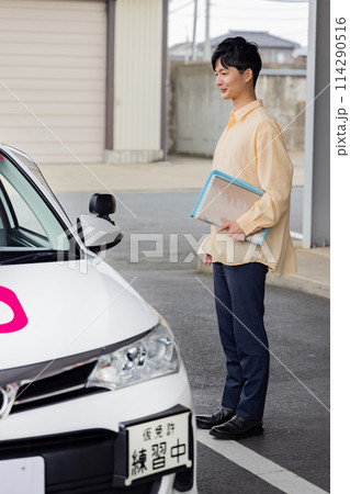 免許　車　教習所　教官を待つ受講生 114290516