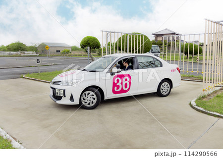 免許　車　教習所　車庫入れ 114290566