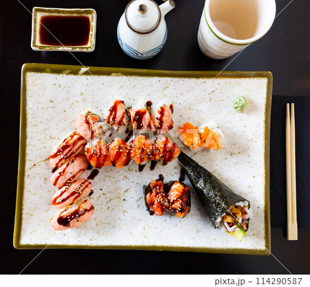 Set of uramaki, nigiri and temaki served with soya sauce Set of uramaki, nigiri and temaki served with soya sauce 114290587