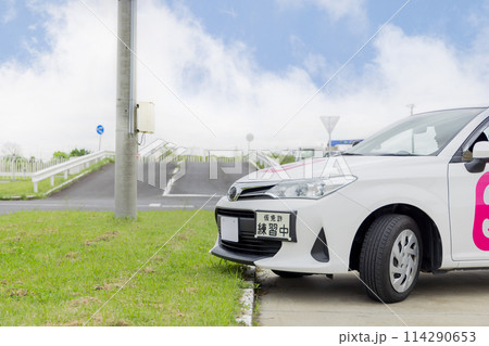 免許　車　教習所　乗り上げる 114290653