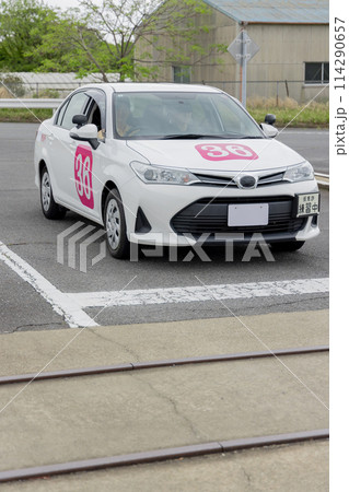 免許　車　教習所　踏切 114290657