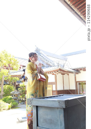 イエロー系柄の振袖を着た成人女性、成人振袖和装ロケーション撮影、成人式 イエロー系柄の振袖を着た成人女性、成人振袖和装ロケーション撮影、成人式 114290688