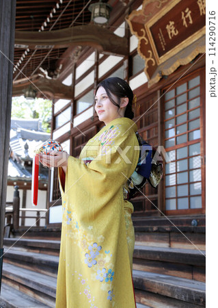 イエロー系柄の振袖を着た成人女性、成人振袖和装ロケーション撮影、成人式 イエロー系柄の振袖を着た成人女性、成人振袖和装ロケーション撮影、成人式 114290716
