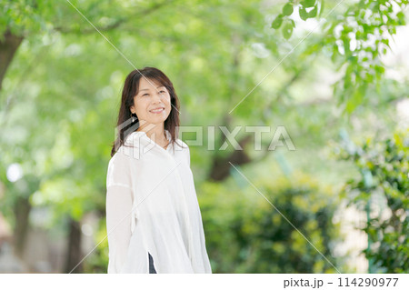 白いシャツのミドル女性 114290977