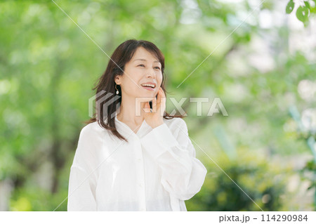 白いシャツのミドル女性 114290984