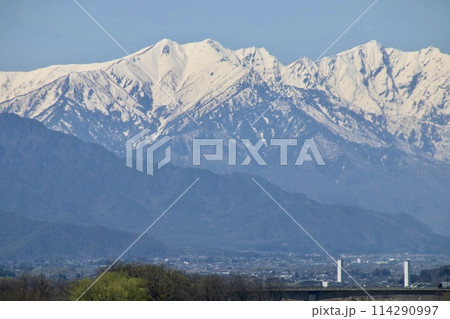 安曇野から見た日本アルプス・後立山連峰（長野県・安曇野市） 114290997
